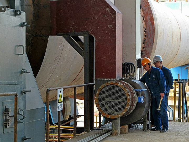 成功投产后,攀钢职工在检查回转窑运行情况 成功投产后,攀钢职工在检查回转窑运行情况